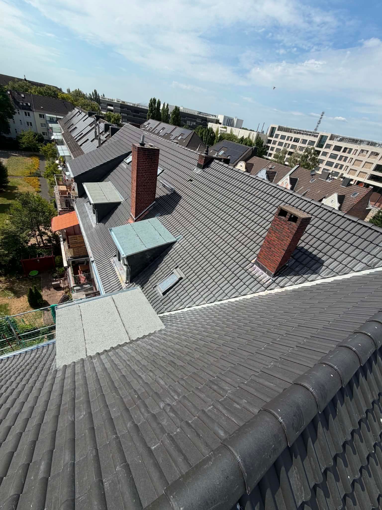 Dachfläche mit Schornsteinen und Zinkeinfassungen