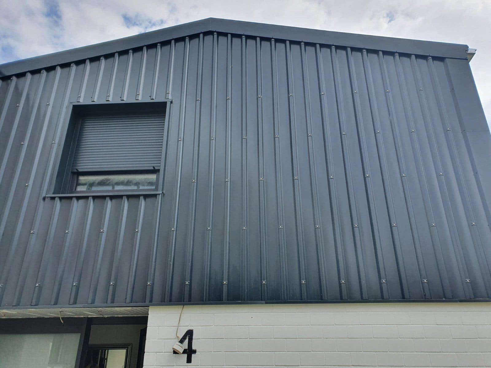 Fassade mit anthrazitfarbenem Trapezblech