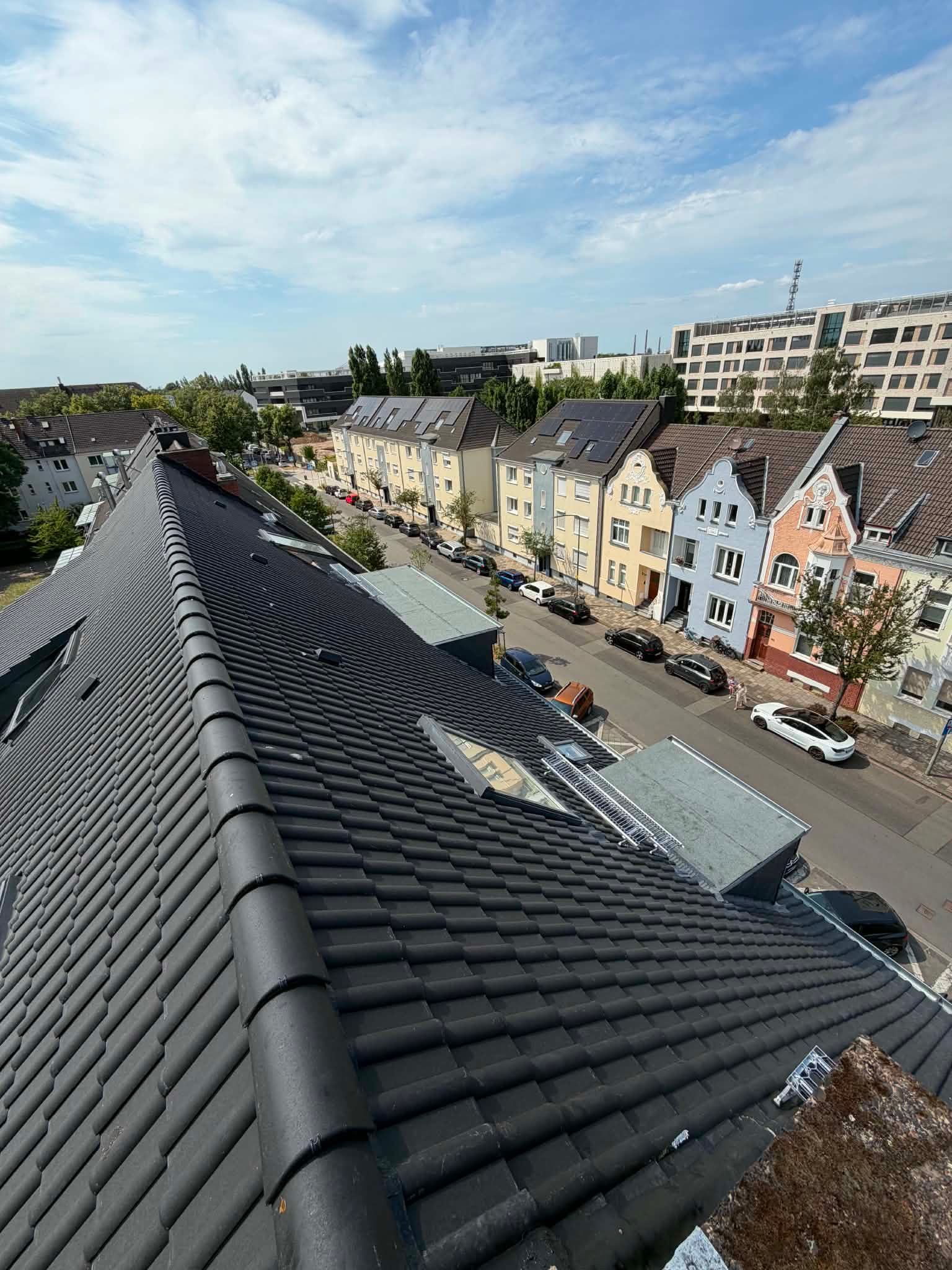 Neu eingedecktes Dach von oben, Blick über die Straße